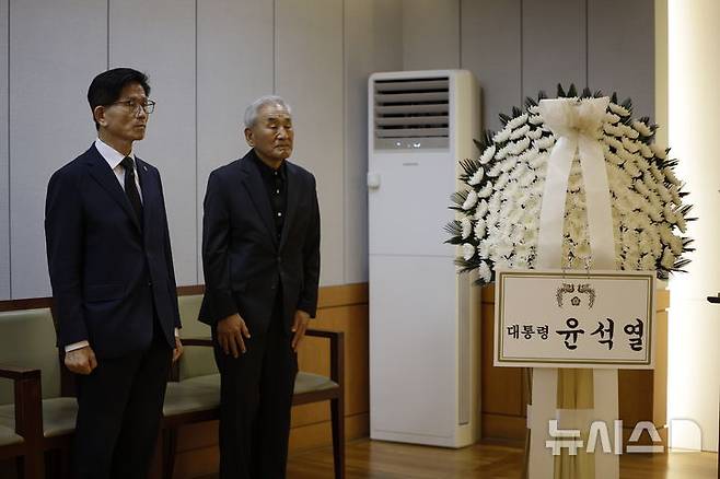 [서울=뉴시스] 정병혁 기자 = 김문수 고용노동부 장관과 이재오 전 의원이 22일 서울 종로구 서울대학교병원 장례식장에  마련된 고 장기표 신문명정책연구원 원장 빈소를 지키고있다. 2024.09.22. jhope@newsis.com