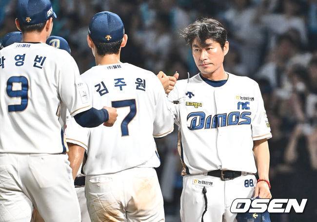 [OSEN=창원, 이석우 기자] 4일 창원NC파크에서 2024 신한 SOL 뱅크 KBO 리그 NC 다이노스와 KT 위즈의 경기가 열렸다. 홈팀 NC는 목지훈이 방문팀 KT는 쿠에바스가 선발 출전했다. NC 다이노스 강인권 감독이 KT 위즈에 15-5로 승리한 후 기쁨을 나누고 있다. 2024.08.04 / foto0307@osen.co.kr