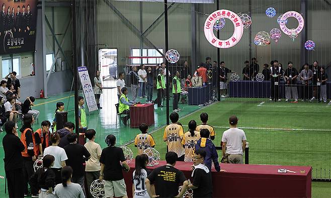 21일 경상북도 포항시 포항직업전문학교에서 제7회 세계일보 드론축구대회가 열리고 있다. 포항=이재문 기자