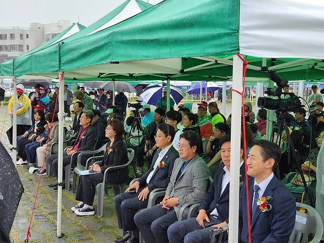 ‘2024 전국드론낚시&축구대회’가 21일 경북 포항시 영일대해수욕장 일원에서 성황리에 열린 가운데 내빈들과 선수들이 개회식을 지켜보고 있다. 