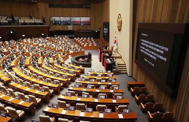 우원식 국회의장이 지난 19일 오후 서울 여의도 국회에서 열린 제418회국회(정기회) 제8차 본회의에서 국민의힘 불참 속에 '김건희 특검법', '채해병 특검법'을 상정하고 있다.   뉴시스