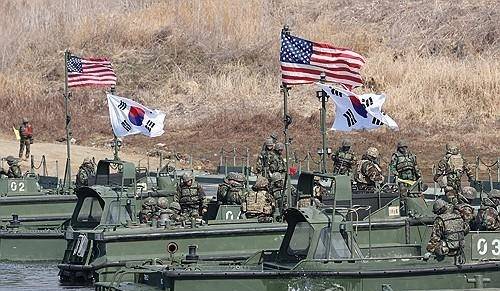 경기도 연천군에서 실시된 한미연합 제병협동 도하훈련에서 한미 장병이 태극기와 성조기 아래 부교를 연결하고 있다. 연합뉴스