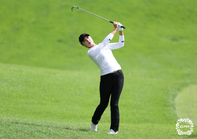 문정민이 KLPGA 투어 대보 하우스디 오픈 최종 라운드 1번 홀에서 샷을 날리고 있다. 사진 제공=KLPGA