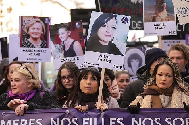 2023년 11월25일 국제 여성 폭력 추방의 날, 프랑스 파리에서 열린 페미사이드 반대 시위 참가자들이 희생자의 사진을 들고 있다. ⓒEPA