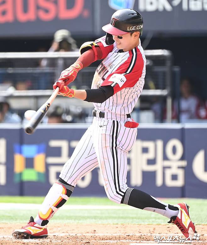 LG 외야수 박해민은 22일 잠실구장에서 열린 '2024 신한 SOL Bank KBO 리그' 두산과 팀 간 마지막 맞대결에서 9번타자 중견수로 선발 출전했다. 3회말 그라운드 홈런에 이어 4회초 환상적인 다이빙 캐치를 선보여 팀 승리에 힘을 보탰다. 엑스포츠뉴스 DB