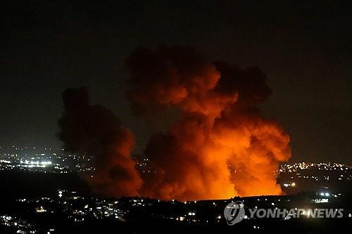 이스라엘의 공습으로 연기 피어오르는 레바논 남부 [AFP=연합뉴스. 재판매 및 DB 금지]