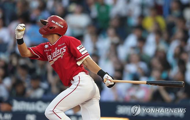 SSG 박지환 안타 (창원=연합뉴스) 김동민 기자 = 3일 경남 창원NC파크에서 열린 2024 KBO 리그 SSG 랜더스 대 NC 다이노스 경기. 3회 초 1사 1루 상황 SSG 1번 박지환이 안타를 치고 있다. 2024.7.3 image@yna.co.kr