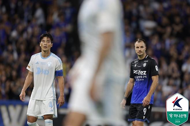 울산의 김기희와 인천의 무고사 [한국프로축구연맹 제공. 재판매 및 DB금지]