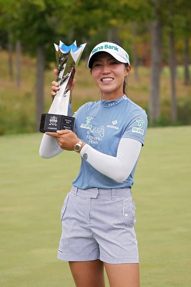 리디아 고가 LPGA 투어 크로거 퀸시티 챔피언십에서 시즌 3승에 성공한 뒤 트로피를 들어 올리며 환하게 웃고 있다. (사진=AFPBBNews)