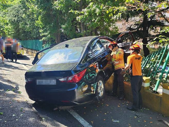 23일 오전 부산 사상구의 한 빌라에서 승용차가 약 3m 아래 이면도로로 추락한 뒤 도로의 철제 펜스를 들이받고 멈춰선 사고 현장. (사진=부산경찰청)