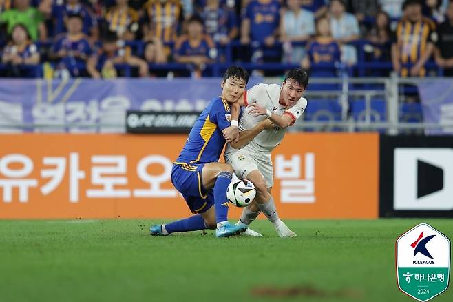 우승 경쟁을 벌이는 울산과 강원(한국프로축구연맹 제공)