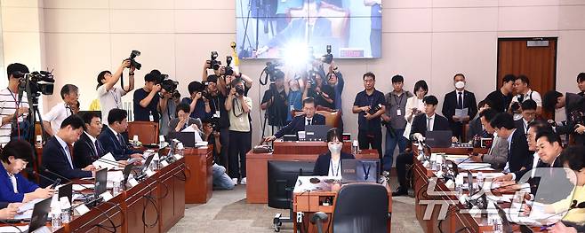 정청래 국회 법제사법위원회 위원장이 11일 오전 서울 여의도 국회에서 법사위 제418회국회(정기회) 제5차 전체회의에서 의사봉을 두드리고 있다. 이날 법사위에서는 김복형 헌법재판관 후보자에 대한 인사청문 경과보고서를 여야 합의로 채택했다. 2024.9.11/뉴스1 ⓒ News1 김민지 기자