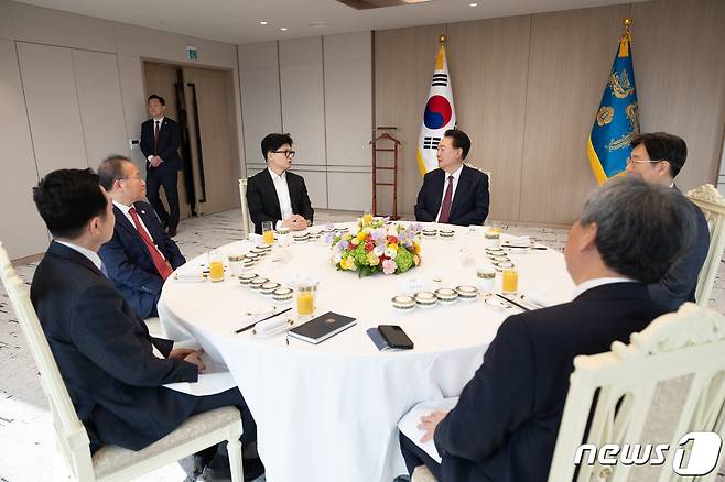 윤석열 대통령이 29일 용산 대통령실 청사에서 열린 국민의힘 지도부와의 오찬에서 한동훈 비대위원장과 대화를 나누고 있다. (대통령실 제공) 2024.1.29/뉴스1 ⓒ News1 오대일 기자