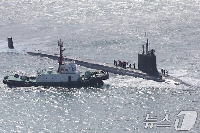 미국 해군 버지니아급 핵잠수함 '버몬트함'(SSN-792·7800톤)이 23일 오전 부산 남구 해군작전사령부 부산작전기지에 입항하고 있다. 2024.9.23/뉴스1 ⓒ News1 윤일지 기자