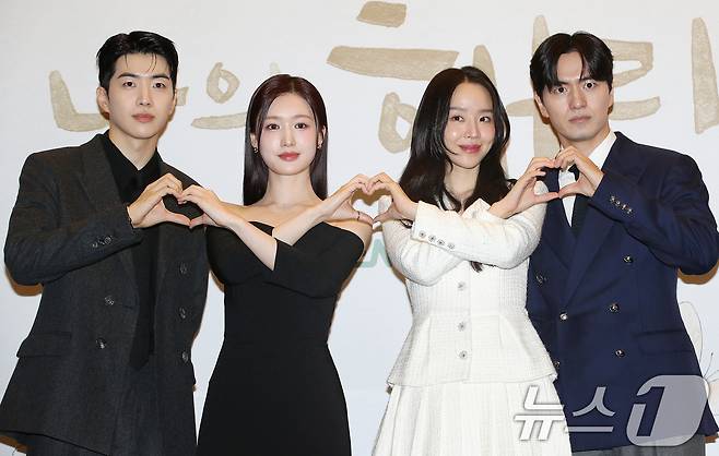 배우 강훈(왼쪽부터)과 조혜주, 신혜선, 이진욱이 23일 오후 서울 마포구 상암동 스탠포드호텔에서 열린 지니TV 오리지널 '나의 해리에게' 제작발표회에 참석해 포즈를 취하고 있다. '나의 해리에게'는 새로운 인격이 발현된 아나운서 은호(신혜선 분)와 구 남자친구 현오(이진욱 분)의 마음 속 감춰뒀던 상처를 치유하는 행복 재생 로맨스다. 2024.9.23/뉴스1 ⓒ News1 권현진 기자