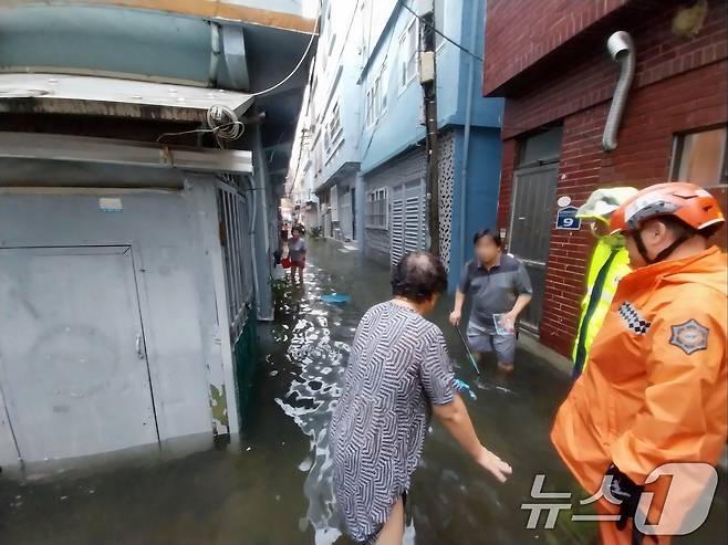 21일 오전 부산 부산진구 한 주택가 골목이 집중호우로 인해 물에 잠겨 있다. (부산소방재난본부 제공) (사진은 기사 내용과 무관함) 2024.9.21/News1 자료 사진