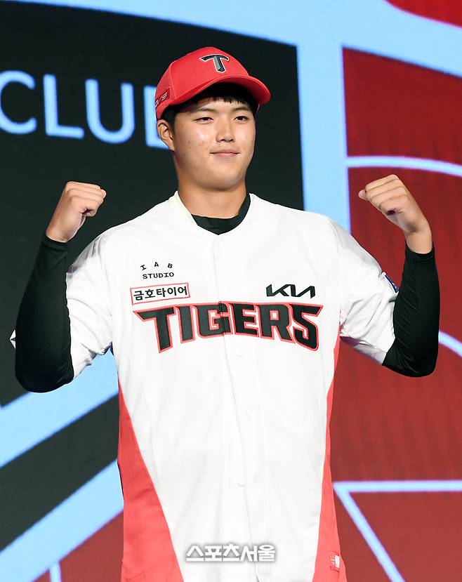 덕수고 김태형이 11일 서울 송파구 롯데호텔 월드 크리스탈 볼룸에서 열린 ‘2025 KBO 신인 드래프트’에서 전체 5순위로 KIA에 지명된 뒤 취재진을 향해 포즈를 취하고 있다. 박진업 기자 upandup@sportsseoul.com