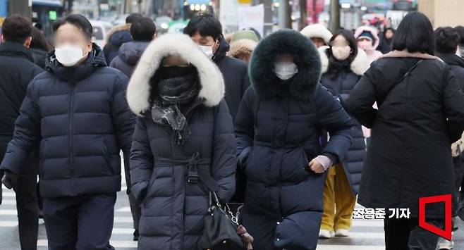 광화문 네거리에서 두툼한 복장을 한 직장인들이 출근길을 서두르고 있다. 사진=조용준 기자 jun21@