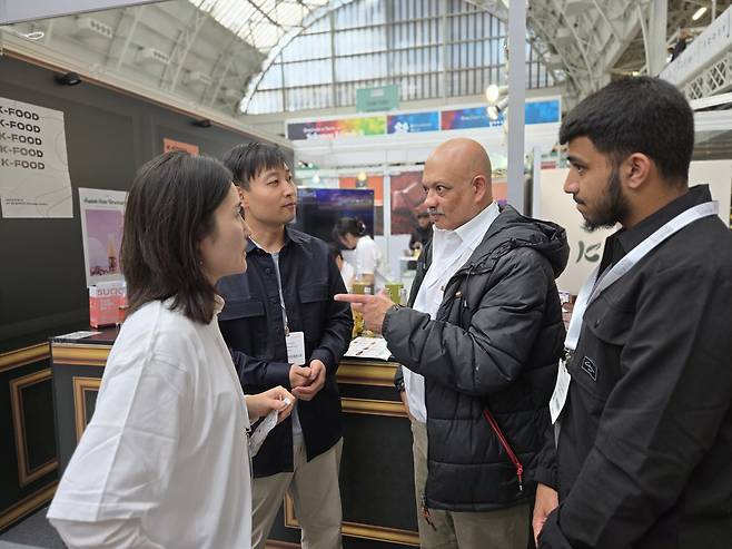 지난 10~11일(현지 시각) 이틀간 영국 런던 올림피아에서 열린 ‘2024 SFFF(Speciality & Find Food Fair)’의 한국 부스 모습. 대체 식품 전문회사 '인테이크'와 현지 유통업체 'ARK34' 관계자들이 이야기를 나누고 있다. /박소정 기자