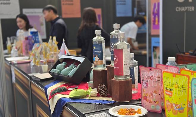 지난 10~11일(현지 시각) 영국 런던 올림피아에서 열린 ‘2024 SFFF(Speciality & Find Food Fair)’의 한국 부스에 한국 홍보 제품들이 전시돼 있다. /박소정 기자