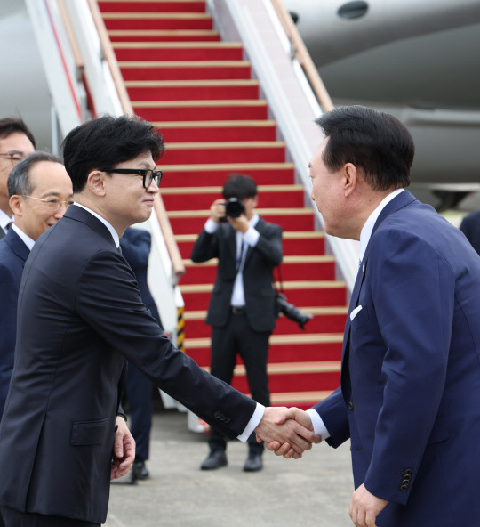 윤석열 대통령과 한동훈 국민의힘 대표. 연합뉴스