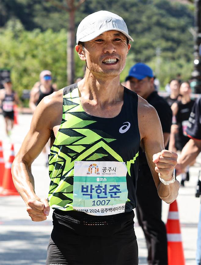 2024 공주백제마라톤 풀코스 남자부에서 우승한 박현준 씨. 2년 전 대장암 수술을 받은 박 씨는 대회 첫 정상에 올랐다. 공주=장승윤 기자 tomato99@donga.com
