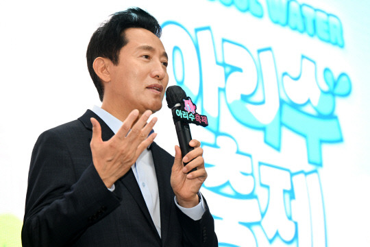 오세훈 서울시장이 지난 5일 오후 서울 중구 청계광장에서 열린 '마이 소울 워터, 아리수 축제'에서 인사말을 하고 있다.<연합뉴스>