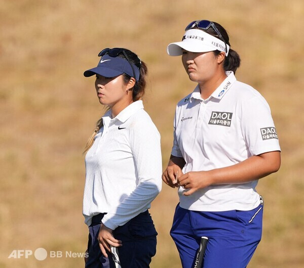 2024년 미국여자프로골프(LPGA) 투어 크로거 퀸시티 챔피언십 우승 경쟁에 뛰어들었던 유해란, 장효준 프로가 최종라운드에서 동반 경기하는 모습이다. 사진제공=ⓒAFPBBNews = News1