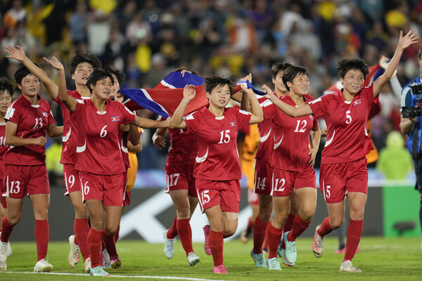 최일선(15번) 등 북한 선수들이 23일(한국시각) 콜롬비아 보고타에서 열린 2024 국제축구연맹 U-20 여자월드컵에서 일본을 꺾고 우승한 뒤 기뻐하고 있다. 보고타/AP 연합뉴스