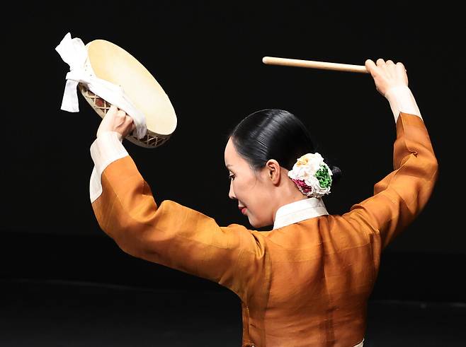 이수현 무용가가 19일 오후 서울 강남구 민속극장 풍류에서 열린 결연 리허설에 참석해 우도설 소고춤을 추고 있다. 백소아 기자 thanks@hani.co.kr