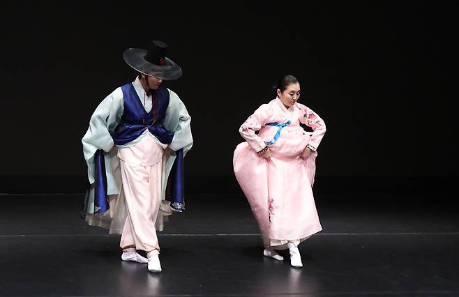 노명륜(오른쪽), 노기현 무용가가 19일 오후 서울 강남구 민속극장 풍류에서 열린 결연 리허설에 참석해 합동무 ‘미인도’를 추고 있다. 백소아 기자