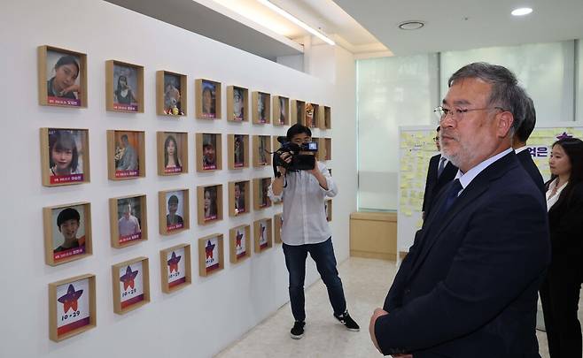 23일 오전 서울 중구 부림빌딩에 마련된 이태원 참사 임시 기억·소통공간 별들의 집에서 ‘10·29 이태원참사 진상규명과 재발방지를 위한 특별조사위원회’ 송기춘 위원장과 위원들이 이정민 이태원참사 유가족협의회 운영위원장의 안내로 내부를 둘러보고 있다. 김봉규 선임기자 bong9@hani.co.kr