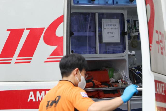 환자를 이송한 구급차에 "의사 집단행동으로 인해 병원 선정이 지연되고 있습니다"라는 안내 문구가 붙어 있다. 기사와 직접 관련은 없음. 연합뉴스