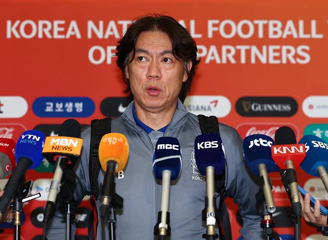 <yonhap photo-6260=""> 첫 승 소감 밝히는 홍명보 감독 (영종도=연합뉴스) 서대연 기자 = 북중미 월드컵 3차 예선 오만과의 원정경기에서 승리를 거둔 축구 국가대표팀 홍명보 감독이 12일 오후 인천국제공항 제1여객터미널을 통해 입국해 소감을 밝히고 있다. 2024.9.12 dwise@yna.co.kr/2024-09-12 18:34:53/ <저작권자 ⓒ 1980-2024 ㈜연합뉴스. 무단 전재 재배포 금지, AI 학습 및 활용 금지></yonhap>