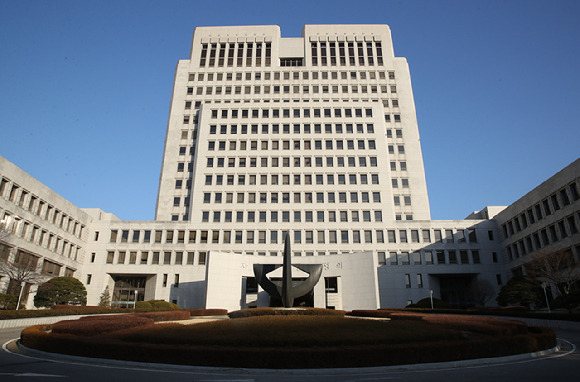 장애인, 노인 등의 명의로 학교 등 공공기관 매점·자판기 20곳의 낙찰을 받아 수익을 올린 대전시 공무원에게 징역형과 4억 5000여만원의 추징금이 확정됐다. 사진은 대법원 전경. [사진=연합뉴스]