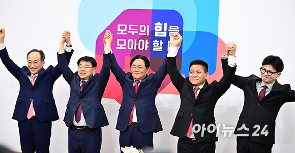 국민의힘 한동훈 대표와 추경호 원내대표가 23일 오전 서울 여의도 국회에서 열린 당 재보궐선거 후보자 추천장 수여식에서 후보자들과 기념촬영을 하고 있다. 왼쪽부터 추 원내 대표, 윤일현 부산 금정구청장 후보, 박용철 인천 강화군수 후보, 최봉의 전남 곡성군수 후보, 한 대표. [사진=곽영래 기자]