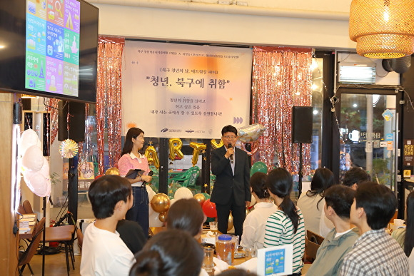 배광식 북구청장이 청년들과 소통하고 있다. [사진=북구청]