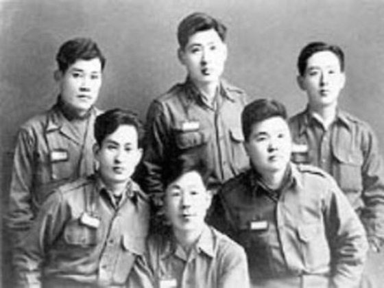 1950년 육본 정보국 전투정보과 시절 육사 8기 동료들. 앞줄 왼쪽부터 서정순(훗날 정보부 차장)·석정선(정보부 차장)·전재덕(정보부 차장), 뒷줄 왼쪽부터 이영근(유정회 국회의원)·고재훈(정보부 국장)·안영원(경제 과학심의회의 부이사관). 중앙포토