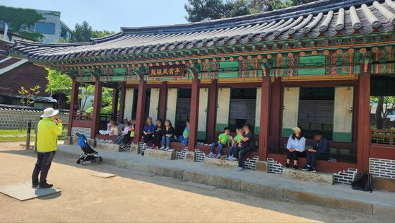 동작구 문화관광해설사가 관내 문화유산인 용양봉저정에서 해설을 진행하고 있는 모습.