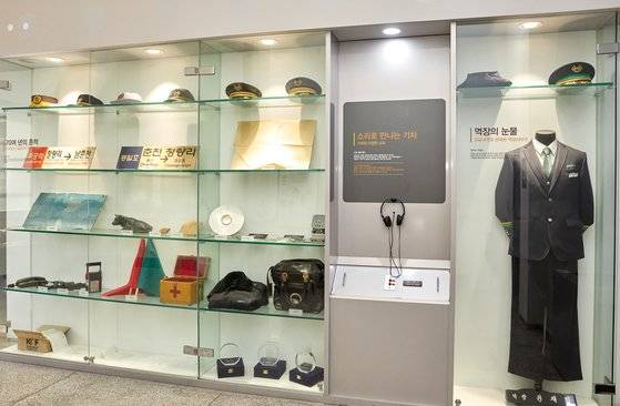 행선판·전호등·전호기·개표가위 등 각종 철도용품 등이 전시돼 화랑대역의 발자취를 볼 수 있다.