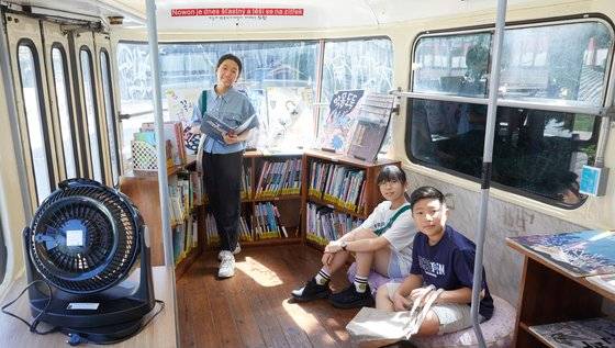 체코 프라하에서 운행됐던 빨간색의 노면전차는 아이들을 위한 도서관으로 운영되고 있다. 아이들이 좋아할 만한 책이 가득해 시간을 보내기에 손색없고, 당일 반납으로 도서 대출도 가능하다.