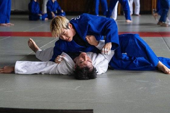 영화 '무도실무관'을 위해 체중을 8kg 증량하고 각종 무술을 연마한 김우빈(위)은 영화 말미 거구의 성범죄자 강기중과 맞붙는다. 강기중 역의 배우 이현걸이 20kg 가까이 증량해 등장만으로 위압적인 악당을 연기했다. 사진 넷플릭스