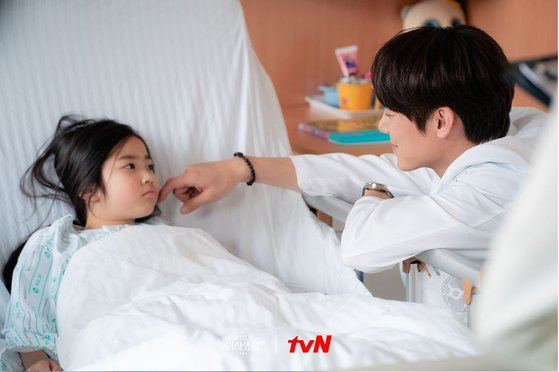 '슬기로운 의사생활2'의 한 장면. 배우 유연석이 맡은 안정원(오른쪽)은 소아외과 교수다. 사진 tvN