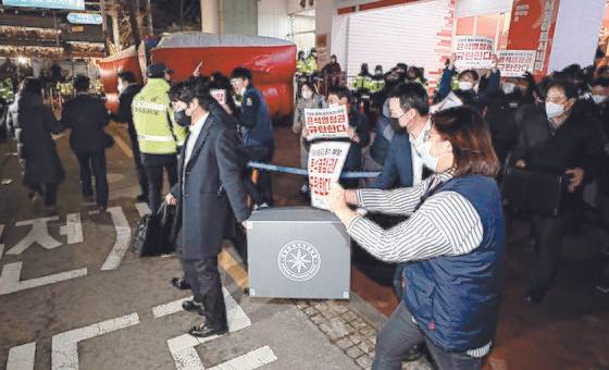 지난해 1월 민주노총 일부 간부들의 간첩 혐의로 서울 정동 민주노총 사무실에서 압수수색이 진행되고 있다. 뉴시스