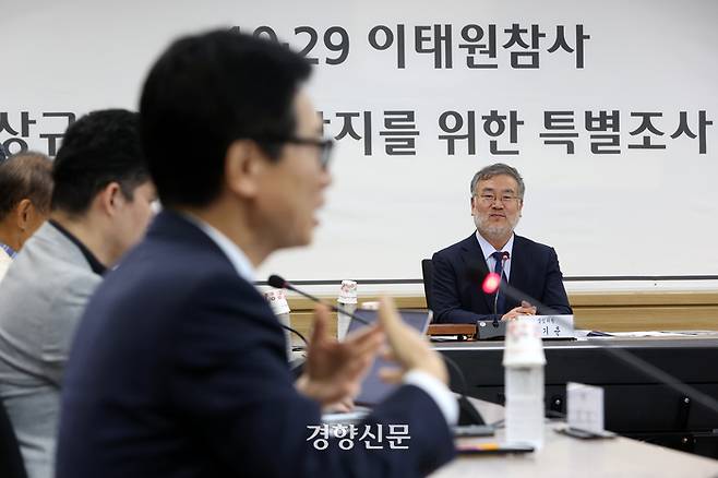 송기춘 10·29이태원참사 진상규명과 재발방지를 위한 특별조사위원장이 23일 서울 중구 특별조사위원회 대회의실에서 개최된 제1차 전원위원회에서 황정근 위원의 발언을 듣고 있다. 조태형기자