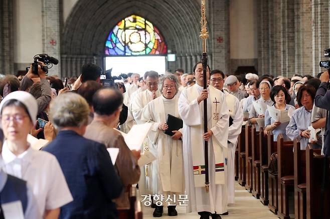 서울 중구 명동성당에서 23일 열린 천주교정의구현전국사제단 창립 50주년 감사 미사에서 사제단이 입장하고 있다. 정지윤 선임기자