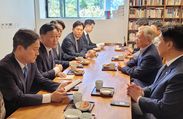 김영진 더불어민주당 전(前) 정권정치탄압대책위원회 위원장과 위원들이 23일 경남 양산시 하북면 평산마을 문재인 전 대통령 사저를 방문해 문 전 대통령과 면담하고 있다. 연합뉴스