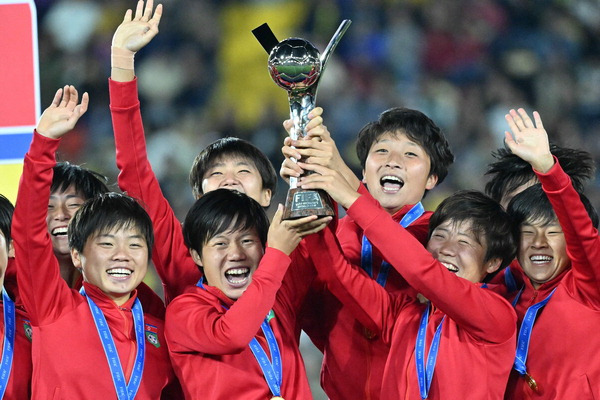 북한 여자축구 대표팀이 23일(한국시간) FIFA U-20 여자 월드컵 우승 후 트로피를 들고 환호하고 있다. AFP 연합뉴스