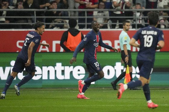 Paris Saint-Germain's Ousmane Dembele, center, celebrates scoring a goal during a Ligue 1 match against Reims at the the Stade Auguste-Delaune in Reims, France on Saturday. [AP/YONHAP]