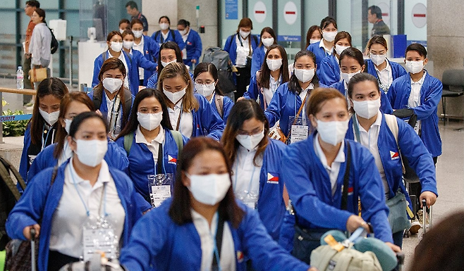 외국인 가사관리사 시범사업에 참여할 필리핀 노동자들이 6일 인천국제공항을 통해 입국하고 있다. 연합뉴스